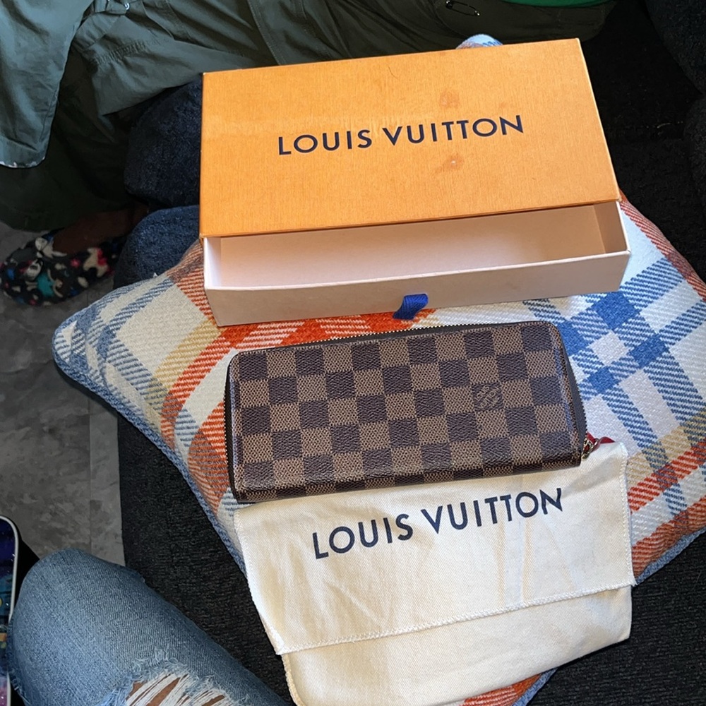 Authentic LV 8 card holder clemence wallet